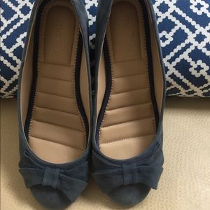 EUC me Too Navy suede wedge with bow- size 9